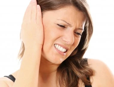 Πόνος στο αυτί: Πότε είναι ωτίτιδα και πότε απλό κρυολόγημα